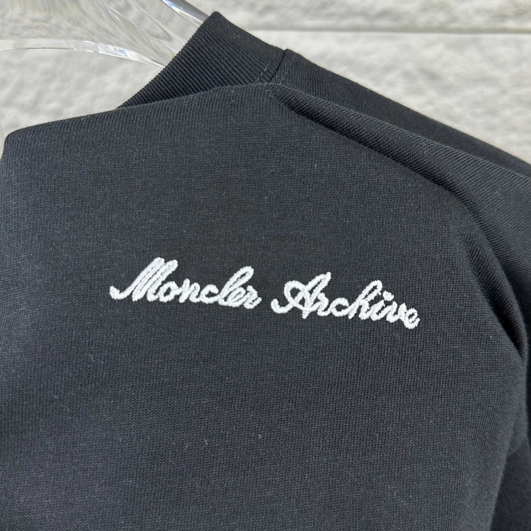 P75 Moncle* 蒙口*2026 春夏新款 经典图标字母立体刺绣工艺 定制双纱平纹纯棉面料 短袖T恤 男女同款 颜色：黑色 白色 尺码： S （90-130斤） M （120-150斤） L （140-165斤） XL （160-180斤） XXL （180-210斤）