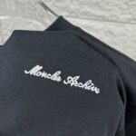 P75 Moncle* 蒙口*2026 春夏新款 经典图标字母立体刺绣工艺 定制双纱平纹纯棉面料 短袖T恤 男女同款 颜色：黑色 白色 尺码： S （90-130斤） M （120-150斤） L （140-165斤） XL （160-180斤） XXL （180-210斤）