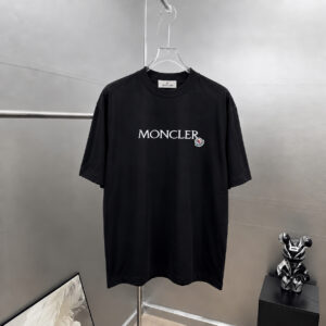 P75 moncle～ 蒙口logo刺绣字母徽章 《区别通货面料》7a抗菌短袖tee 负离子上身十分舒适，男女同款半袖，落肩宽松版型 颜色: 黑色 白色 咖啡色 尺码：S（90-130斤） M（125-150斤） L（135-165斤） XL（160-190斤） XXL（185-220斤）