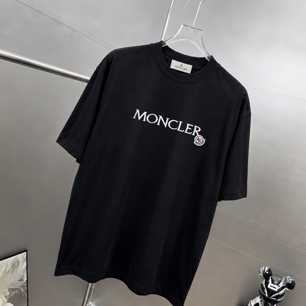 P75 moncle～ 蒙口logo刺绣字母徽章 《区别通货面料》7a抗菌短袖tee 负离子上身十分舒适，男女同款半袖，落肩宽松版型 颜色: 黑色 白色 咖啡色 尺码：S（90-130斤） M（125-150斤） L（135-165斤） XL（160-190斤） XXL（185-220斤）