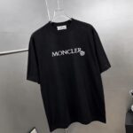 P75 moncle～ 蒙口logo刺绣字母徽章 《区别通货面料》7a抗菌短袖tee 负离子上身十分舒适，男女同款半袖，落肩宽松版型 颜色: 黑色 白色 咖啡色 尺码：S（90-130斤） M（125-150斤） L（135-165斤） XL（160-190斤） XXL（185-220斤）