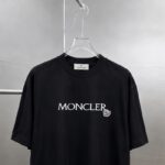 P75 moncle～ 蒙口logo刺绣字母徽章 《区别通货面料》7a抗菌短袖tee 负离子上身十分舒适，男女同款半袖，落肩宽松版型 颜色: 黑色 白色 咖啡色 尺码：S（90-130斤） M（125-150斤） L（135-165斤） XL（160-190斤） XXL（185-220斤）