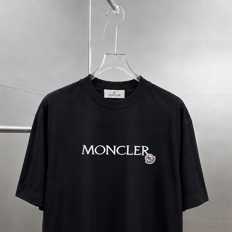 P75 moncle～ 蒙口logo刺绣字母徽章 《区别通货面料》7a抗菌短袖tee 负离子上身十分舒适，男女同款半袖，落肩宽松版型 颜色: 黑色 白色 咖啡色 尺码：S（90-130斤） M（125-150斤） L（135-165斤） XL（160-190斤） XXL（185-220斤）