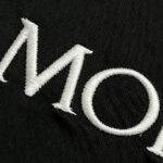 P75 moncle～ 蒙口logo刺绣字母徽章 《区别通货面料》7a抗菌短袖tee 负离子上身十分舒适，男女同款半袖，落肩宽松版型 颜色: 黑色 白色 咖啡色 尺码：S（90-130斤） M（125-150斤） L（135-165斤） XL（160-190斤） XXL（185-220斤）