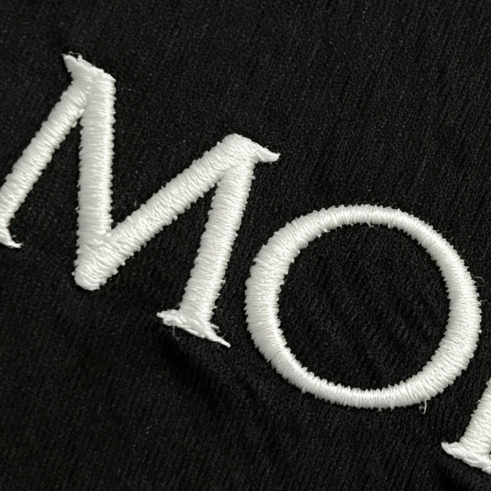 P75 moncle～ 蒙口logo刺绣字母徽章 《区别通货面料》7a抗菌短袖tee 负离子上身十分舒适，男女同款半袖，落肩宽松版型 颜色: 黑色 白色 咖啡色 尺码：S（90-130斤） M（125-150斤） L（135-165斤） XL（160-190斤） XXL（185-220斤）