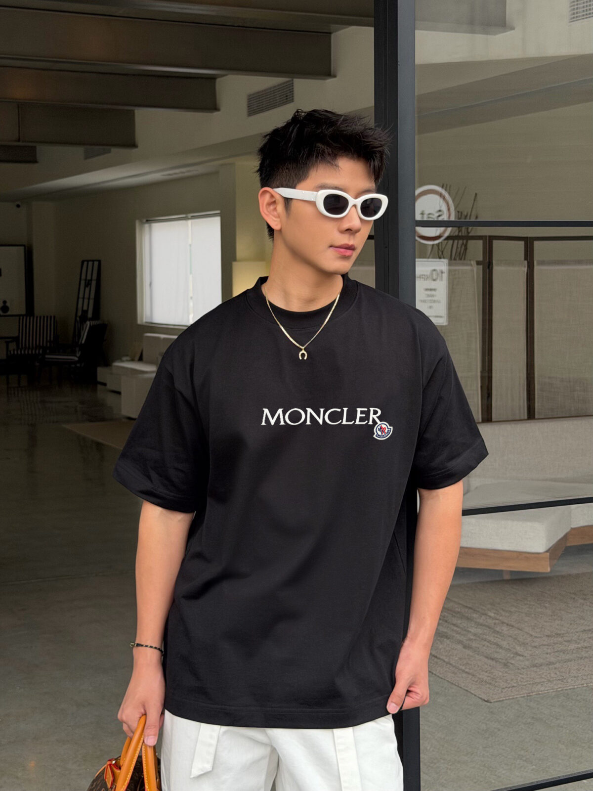 P75 moncle～ 蒙口logo刺绣字母徽章 《区别通货面料》7a抗菌短袖tee 负离子上身十分舒适，男女同款半袖，落肩宽松版型 颜色: 黑色 白色 咖啡色 尺码：S（90-130斤） M（125-150斤） L（135-165斤） XL（160-190斤） XXL（185-220斤）