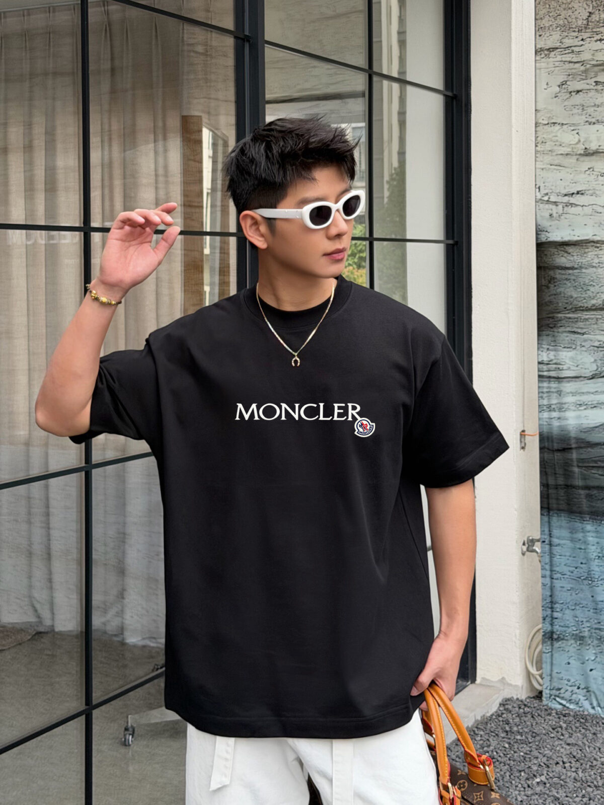 P75 moncle～ 蒙口logo刺绣字母徽章 《区别通货面料》7a抗菌短袖tee 负离子上身十分舒适，男女同款半袖，落肩宽松版型 颜色: 黑色 白色 咖啡色 尺码：S（90-130斤） M（125-150斤） L（135-165斤） XL（160-190斤） XXL（185-220斤）