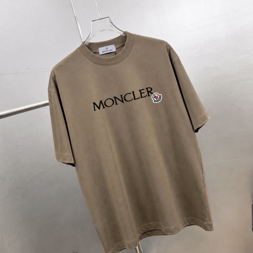 weigou_227275_2_daad13a826 P75 moncle~ 蒙口logo刺绣字母徽章 《区别通货面料》7a抗菌短袖tee 负离子上身十分舒适,男女同款半袖,落肩宽松版型 颜色: 黑色 白色 咖啡色 尺码:S(90-130斤) M(125-150斤) L(135-165斤) XL(160-190斤) XXL(185-220斤)