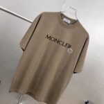 weigou_227275_3_c8581e31cf P75 moncle~ 蒙口logo刺绣字母徽章 《区别通货面料》7a抗菌短袖tee 负离子上身十分舒适,男女同款半袖,落肩宽松版型 颜色: 黑色 白色 咖啡色 尺码:S(90-130斤) M(125-150斤) L(135-165斤) XL(160-190斤) XXL(185-220斤)