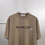 weigou_227275_4_841aa9f164 P75 moncle~ 蒙口logo刺绣字母徽章 《区别通货面料》7a抗菌短袖tee 负离子上身十分舒适,男女同款半袖,落肩宽松版型 颜色: 黑色 白色 咖啡色 尺码:S(90-130斤) M(125-150斤) L(135-165斤) XL(160-190斤) XXL(185-220斤)