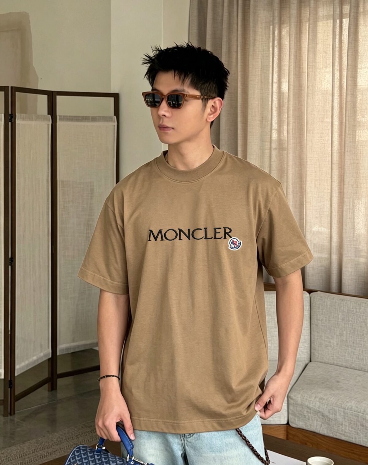 weigou_227275_8_1b3492f63f P75 moncle~ 蒙口logo刺绣字母徽章 《区别通货面料》7a抗菌短袖tee 负离子上身十分舒适,男女同款半袖,落肩宽松版型 颜色: 黑色 白色 咖啡色 尺码:S(90-130斤) M(125-150斤) L(135-165斤) XL(160-190斤) XXL(185-220斤)
