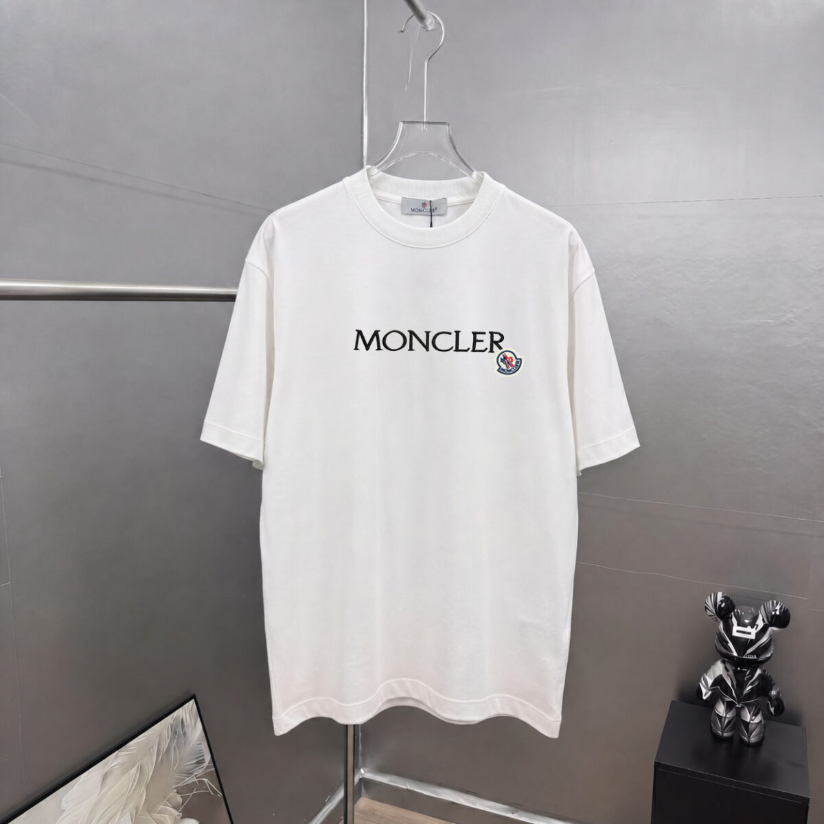 weigou_227289_0_7e0ab6478c P75 moncle~ 蒙口logo刺绣字母徽章 《区别通货面料》7a抗菌短袖tee 负离子上身十分舒适,男女同款半袖,落肩宽松版型 颜色: 黑色 白色 咖啡色 尺码:S(90-130斤) M(125-150斤) L(135-165斤) XL(160-190斤) XXL(185-220斤)
