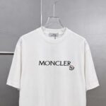 weigou_227289_5_0942aa47b6 P75 moncle~ 蒙口logo刺绣字母徽章 《区别通货面料》7a抗菌短袖tee 负离子上身十分舒适,男女同款半袖,落肩宽松版型 颜色: 黑色 白色 咖啡色 尺码:S(90-130斤) M(125-150斤) L(135-165斤) XL(160-190斤) XXL(185-220斤)