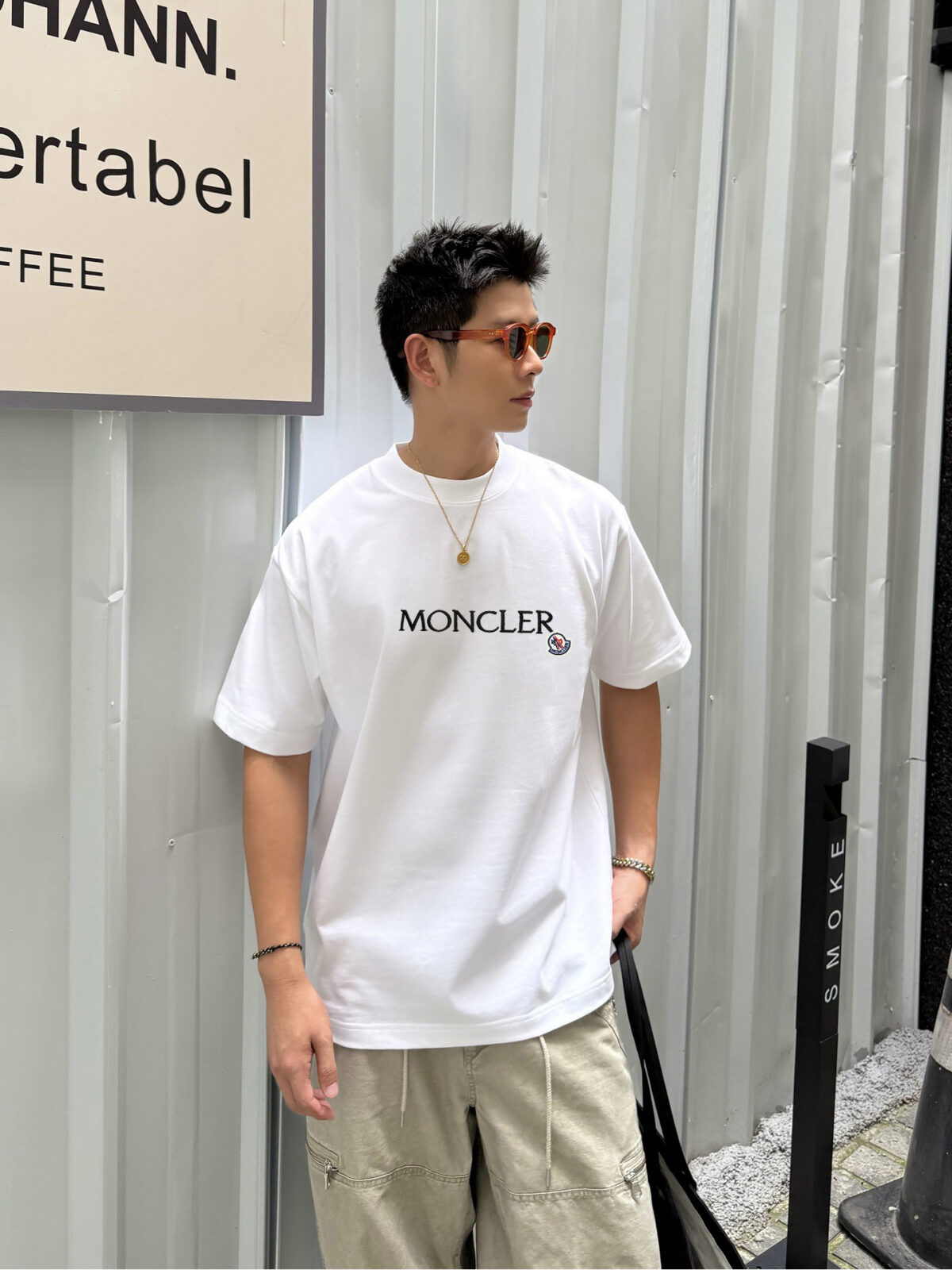 weigou_227289_7_e121ae6c65 P75 moncle~ 蒙口logo刺绣字母徽章 《区别通货面料》7a抗菌短袖tee 负离子上身十分舒适,男女同款半袖,落肩宽松版型 颜色: 黑色 白色 咖啡色 尺码:S(90-130斤) M(125-150斤) L(135-165斤) XL(160-190斤) XXL(185-220斤)