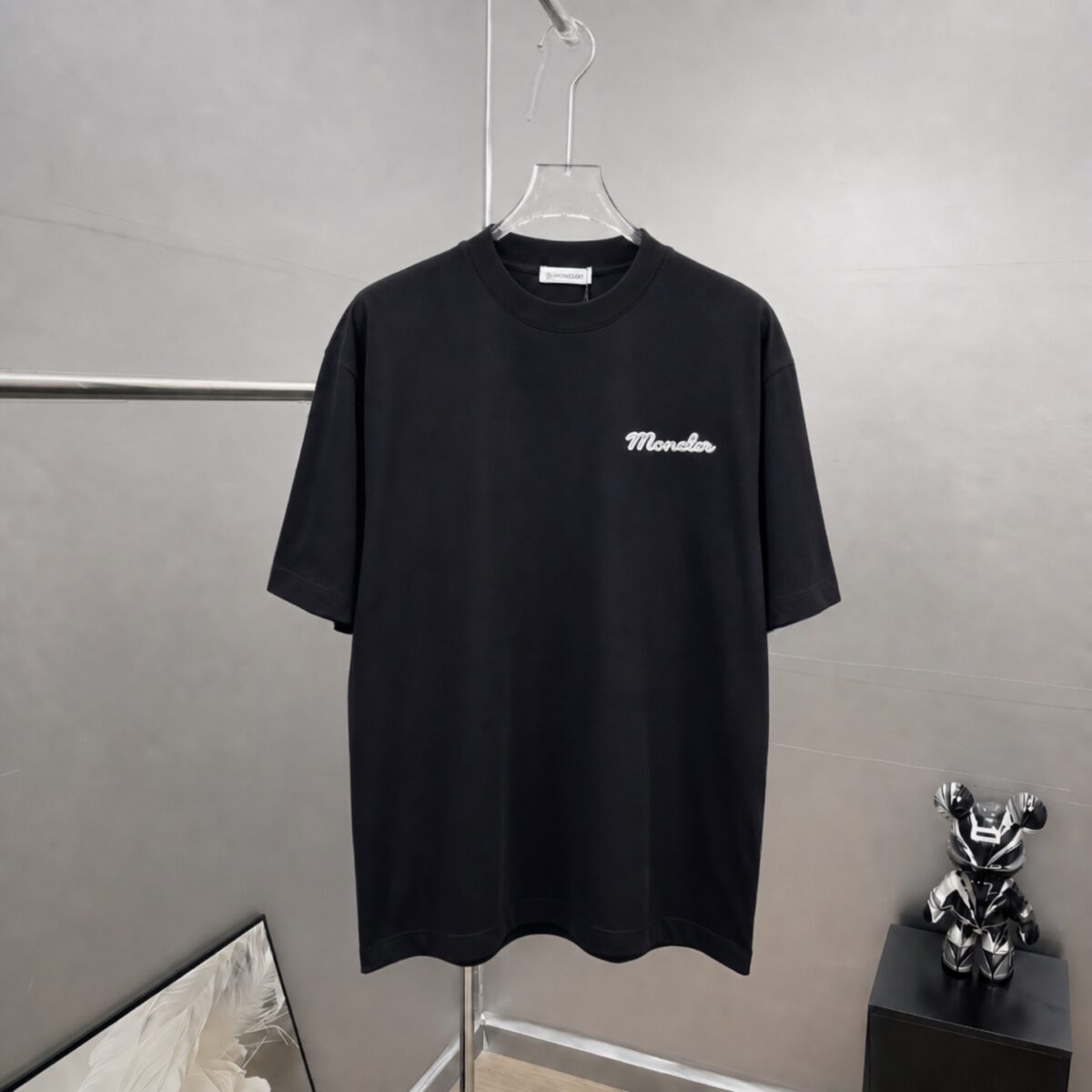 P75 moncle～ 蒙口logo刺绣字母徽章 《区别通货面料》7a抗菌短袖tee 负离子上身十分舒适，男女同款半袖，落肩宽松版型 颜色: 黑色 白色 咖啡色 尺码：S（90-130斤） M（125-150斤） L（135-165斤） XL（160-190斤） XXL（185-220斤）