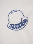 weigou_227356_5_d164e7fe4f P75 Moncler/蒙口logo发泡短袖T恤 选用客供定制针织100%纯棉面打造,面料手感细腻,厚实有质感的纯棉布 高密度的机织工艺,如棉絮般柔紧致舒适 有挺括感,上身十分显型~ 精致饱满有质感将品牌的档次感完美呈现,无论内搭还是单穿都超级有型 宽松版型裁剪,随意上身! 颜色:黑色,白色 尺码:S-XL