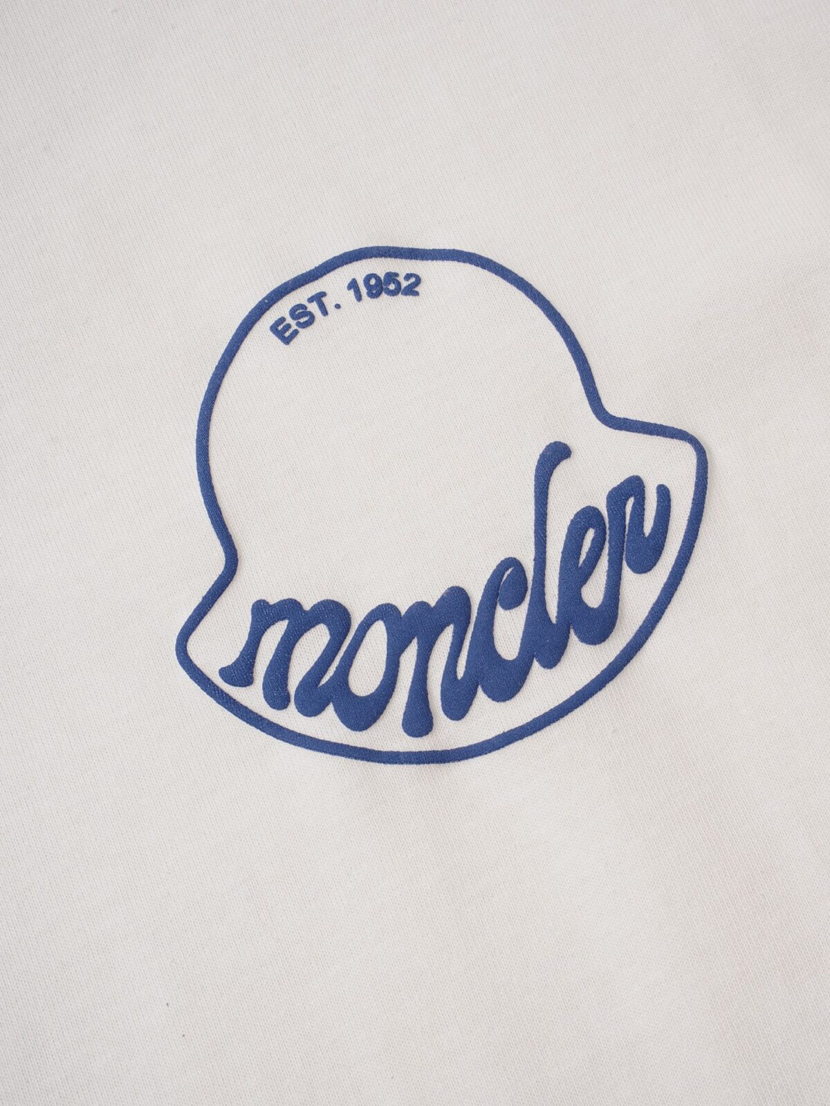 weigou_227356_5_d164e7fe4f P75 Moncler/蒙口logo发泡短袖T恤 选用客供定制针织100%纯棉面打造,面料手感细腻,厚实有质感的纯棉布 高密度的机织工艺,如棉絮般柔紧致舒适 有挺括感,上身十分显型~ 精致饱满有质感将品牌的档次感完美呈现,无论内搭还是单穿都超级有型 宽松版型裁剪,随意上身! 颜色:黑色,白色 尺码:S-XL