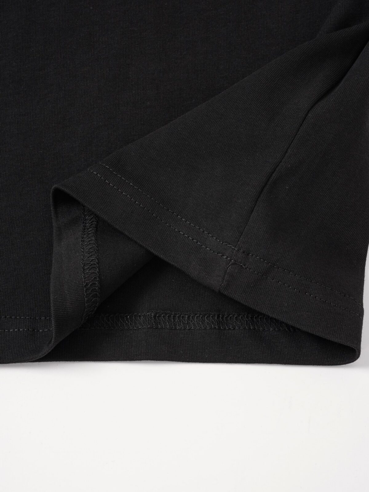 P75 Moncler/蒙口logo发泡短袖T恤 选用客供定制针织100%纯棉面打造,面料手感细腻，厚实有质感的纯棉布 高密度的机织工艺，如棉絮般柔紧致舒适 有挺括感，上身十分显型~ 精致饱满有质感将品牌的档次感完美呈现，无论内搭还是单穿都超级有型 宽松版型裁剪，随意上身！ 颜色：黑色，白色 尺码：S-XL