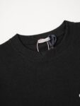 P75 Moncler/蒙口logo发泡短袖T恤 选用客供定制针织100%纯棉面打造,面料手感细腻，厚实有质感的纯棉布 高密度的机织工艺，如棉絮般柔紧致舒适 有挺括感，上身十分显型~ 精致饱满有质感将品牌的档次感完美呈现，无论内搭还是单穿都超级有型 宽松版型裁剪，随意上身！ 颜色：黑色，白色 尺码：S-XL