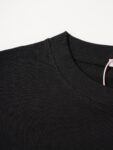 P75 Moncler/蒙口logo发泡短袖T恤 选用客供定制针织100%纯棉面打造,面料手感细腻，厚实有质感的纯棉布 高密度的机织工艺，如棉絮般柔紧致舒适 有挺括感，上身十分显型~ 精致饱满有质感将品牌的档次感完美呈现，无论内搭还是单穿都超级有型 宽松版型裁剪，随意上身！ 颜色：黑色，白色 尺码：S-XL
