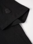 P75 Moncler/蒙口logo发泡短袖T恤 选用客供定制针织100%纯棉面打造,面料手感细腻，厚实有质感的纯棉布 高密度的机织工艺，如棉絮般柔紧致舒适 有挺括感，上身十分显型~ 精致饱满有质感将品牌的档次感完美呈现，无论内搭还是单穿都超级有型 宽松版型裁剪，随意上身！ 颜色：黑色，白色 尺码：S-XL