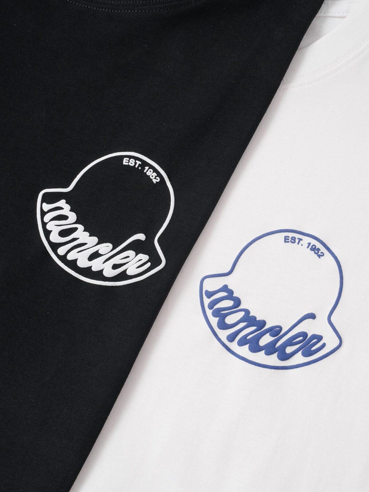 P75 Moncler/蒙口logo发泡短袖T恤 选用客供定制针织100%纯棉面打造,面料手感细腻，厚实有质感的纯棉布 高密度的机织工艺，如棉絮般柔紧致舒适 有挺括感，上身十分显型~ 精致饱满有质感将品牌的档次感完美呈现，无论内搭还是单穿都超级有型 宽松版型裁剪，随意上身！ 颜色：黑色，白色 尺码：S-XL