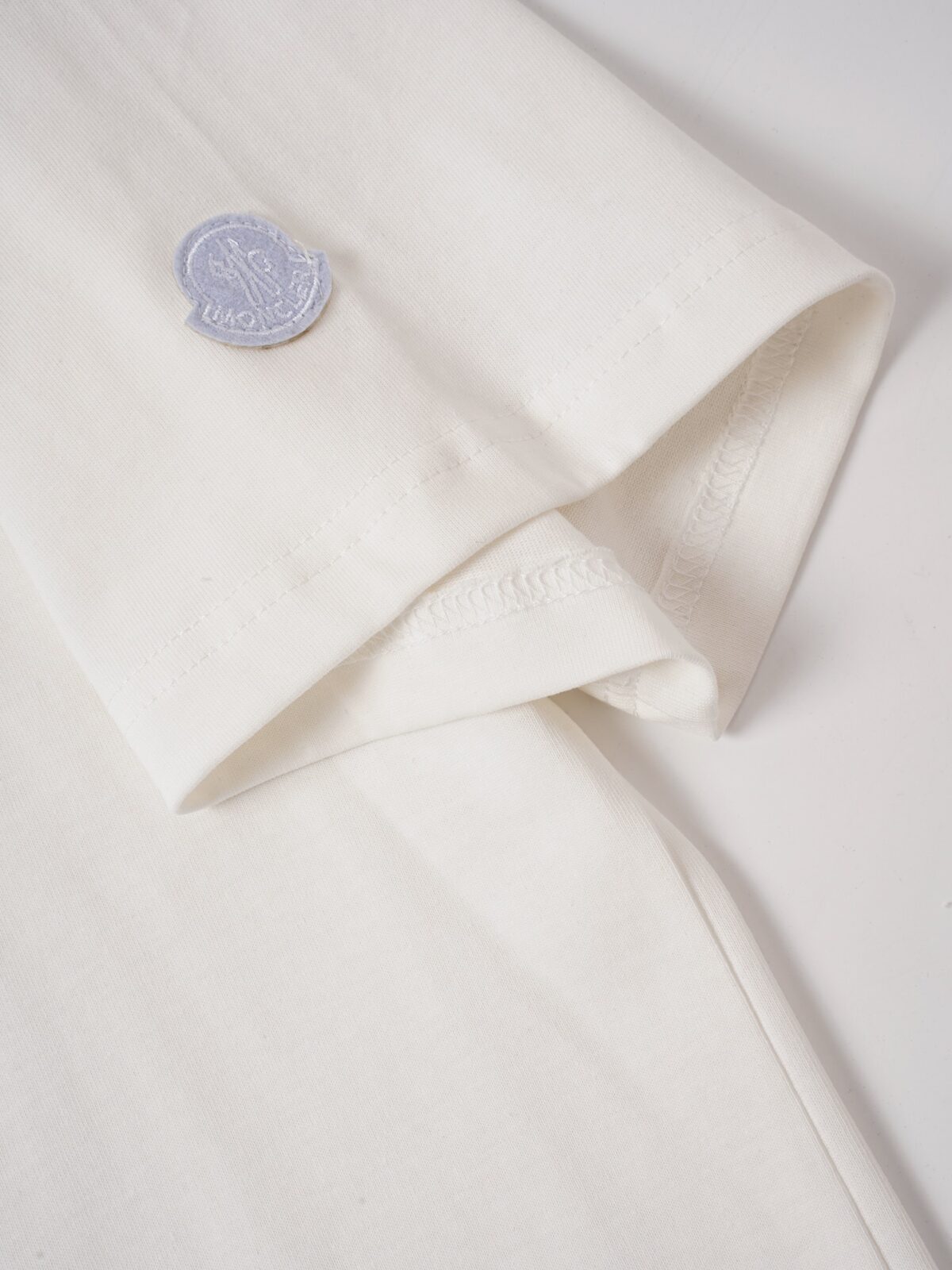 P75 Moncler/蒙口logo发泡短袖T恤 选用客供定制针织100%纯棉面打造,面料手感细腻，厚实有质感的纯棉布 高密度的机织工艺，如棉絮般柔紧致舒适 有挺括感，上身十分显型~ 精致饱满有质感将品牌的档次感完美呈现，无论内搭还是单穿都超级有型 宽松版型裁剪，随意上身！ 颜色：黑色，白色 尺码：S-XL