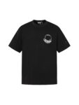 P75 Moncler/蒙口logo发泡短袖T恤 选用客供定制针织100%纯棉面打造,面料手感细腻，厚实有质感的纯棉布 高密度的机织工艺，如棉絮般柔紧致舒适 有挺括感，上身十分显型~ 精致饱满有质感将品牌的档次感完美呈现，无论内搭还是单穿都超级有型 宽松版型裁剪，随意上身！ 颜色：黑色，白色 尺码：S-XL