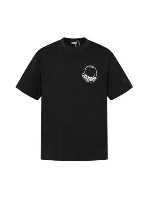 P75 Moncler/蒙口logo发泡短袖T恤 选用客供定制针织100%纯棉面打造,面料手感细腻，厚实有质感的纯棉布 高密度的机织工艺，如棉絮般柔紧致舒适 有挺括感，上身十分显型~ 精致饱满有质感将品牌的档次感完美呈现，无论内搭还是单穿都超级有型 宽松版型裁剪，随意上身！ 颜色：黑色，白色 尺码：S-XL
