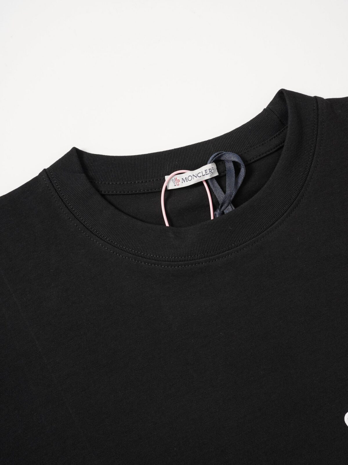 P75 Moncler/蒙口logo发泡短袖T恤 选用客供定制针织100%纯棉面打造,面料手感细腻，厚实有质感的纯棉布 高密度的机织工艺，如棉絮般柔紧致舒适 有挺括感，上身十分显型~ 精致饱满有质感将品牌的档次感完美呈现，无论内搭还是单穿都超级有型 宽松版型裁剪，随意上身！ 颜色：黑色，白色 尺码：S-XL