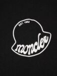 P75 Moncler/蒙口logo发泡短袖T恤 选用客供定制针织100%纯棉面打造,面料手感细腻，厚实有质感的纯棉布 高密度的机织工艺，如棉絮般柔紧致舒适 有挺括感，上身十分显型~ 精致饱满有质感将品牌的档次感完美呈现，无论内搭还是单穿都超级有型 宽松版型裁剪，随意上身！ 颜色：黑色，白色 尺码：S-XL
