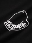 P75 Moncler/蒙口logo发泡短袖T恤 选用客供定制针织100%纯棉面打造,面料手感细腻，厚实有质感的纯棉布 高密度的机织工艺，如棉絮般柔紧致舒适 有挺括感，上身十分显型~ 精致饱满有质感将品牌的档次感完美呈现，无论内搭还是单穿都超级有型 宽松版型裁剪，随意上身！ 颜色：黑色，白色 尺码：S-XL