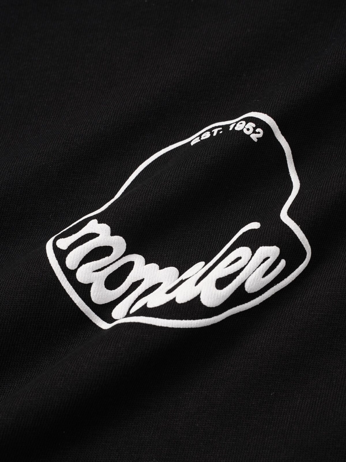 P75 Moncler/蒙口logo发泡短袖T恤 选用客供定制针织100%纯棉面打造,面料手感细腻，厚实有质感的纯棉布 高密度的机织工艺，如棉絮般柔紧致舒适 有挺括感，上身十分显型~ 精致饱满有质感将品牌的档次感完美呈现，无论内搭还是单穿都超级有型 宽松版型裁剪，随意上身！ 颜色：黑色，白色 尺码：S-XL