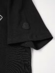 P75 Moncler/蒙口logo发泡短袖T恤 选用客供定制针织100%纯棉面打造,面料手感细腻，厚实有质感的纯棉布 高密度的机织工艺，如棉絮般柔紧致舒适 有挺括感，上身十分显型~ 精致饱满有质感将品牌的档次感完美呈现，无论内搭还是单穿都超级有型 宽松版型裁剪，随意上身！ 颜色：黑色，白色 尺码：S-XL