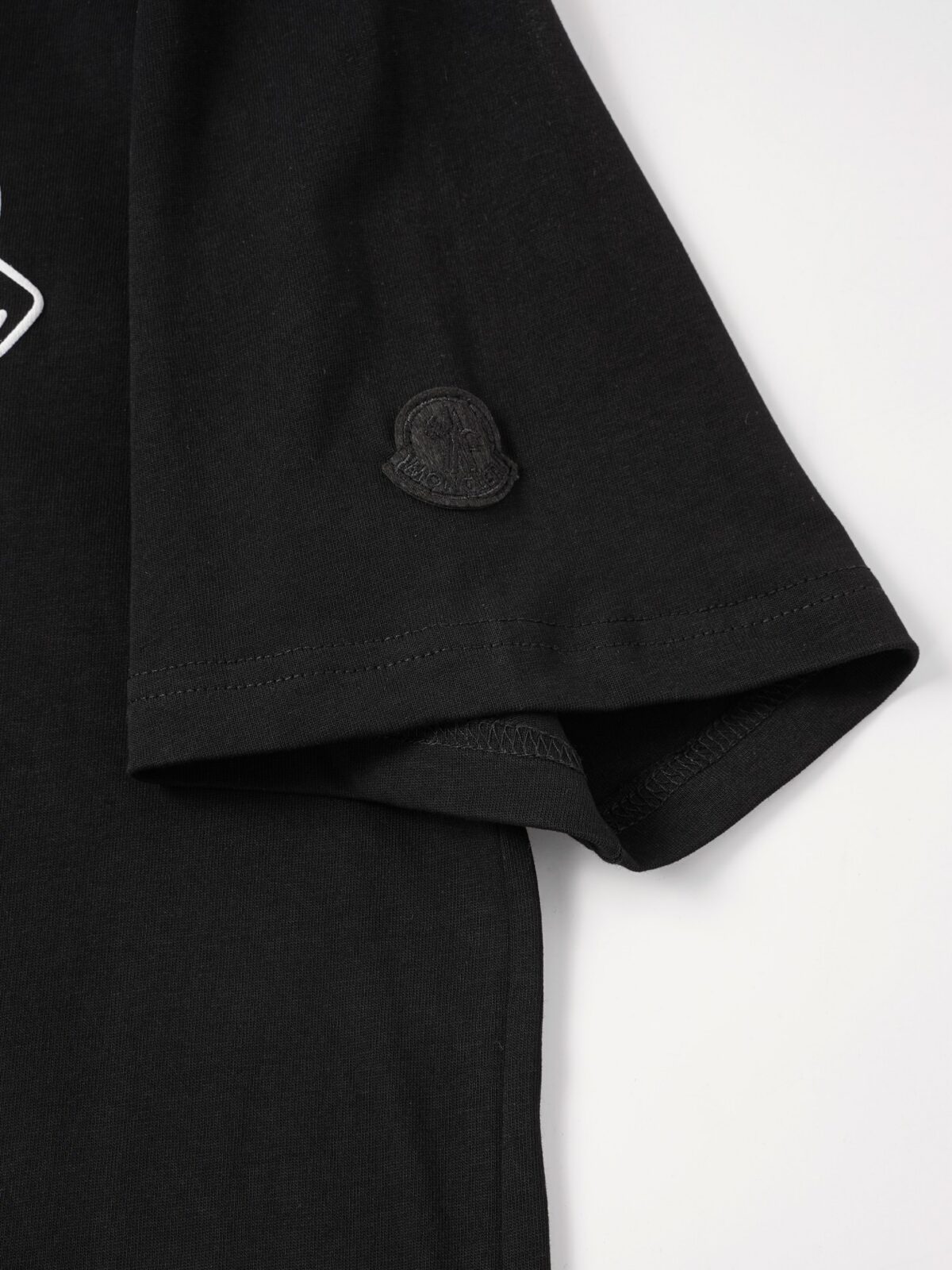P75 Moncler/蒙口logo发泡短袖T恤 选用客供定制针织100%纯棉面打造,面料手感细腻，厚实有质感的纯棉布 高密度的机织工艺，如棉絮般柔紧致舒适 有挺括感，上身十分显型~ 精致饱满有质感将品牌的档次感完美呈现，无论内搭还是单穿都超级有型 宽松版型裁剪，随意上身！ 颜色：黑色，白色 尺码：S-XL