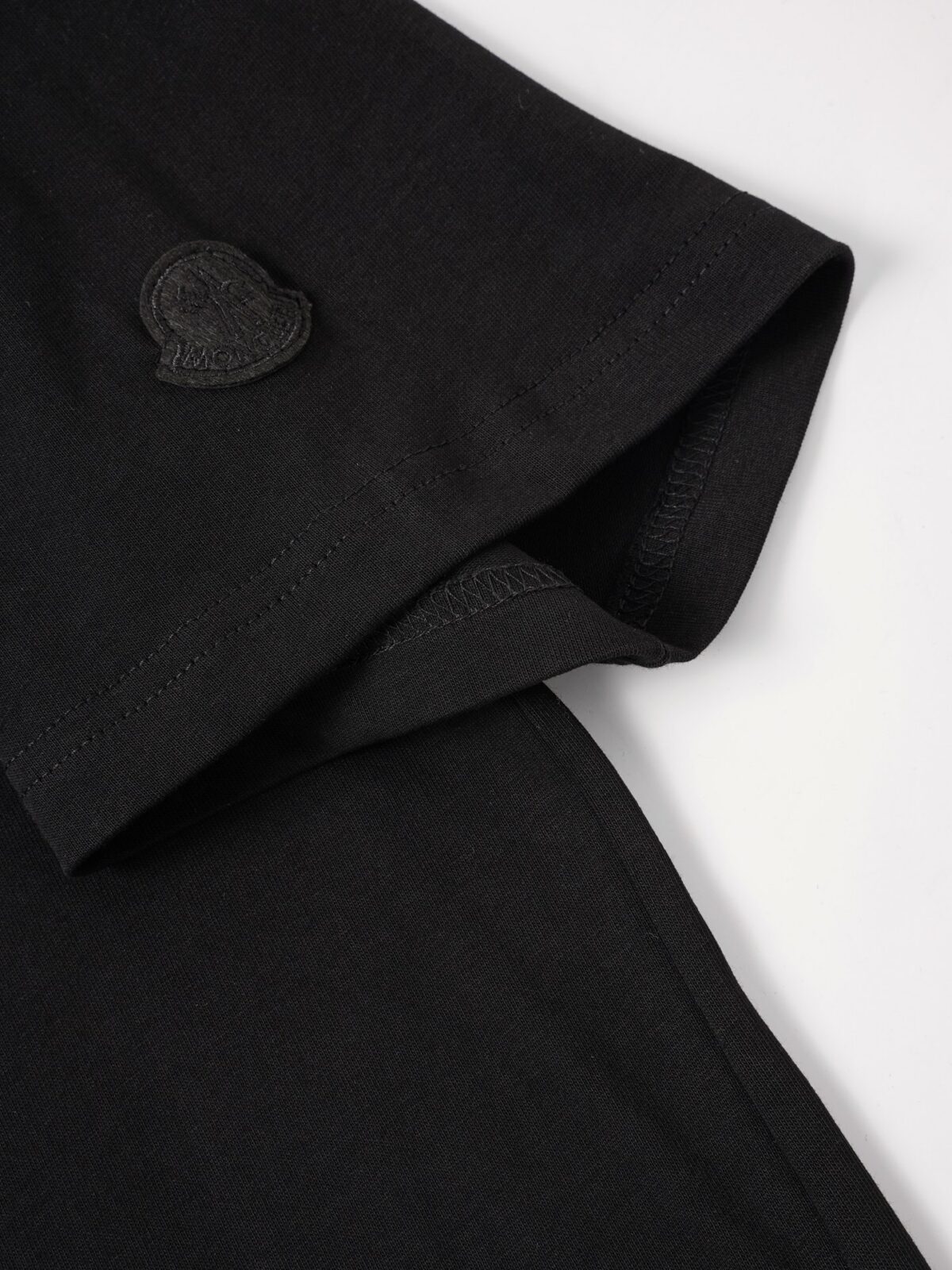 P75 Moncler/蒙口logo发泡短袖T恤 选用客供定制针织100%纯棉面打造,面料手感细腻，厚实有质感的纯棉布 高密度的机织工艺，如棉絮般柔紧致舒适 有挺括感，上身十分显型~ 精致饱满有质感将品牌的档次感完美呈现，无论内搭还是单穿都超级有型 宽松版型裁剪，随意上身！ 颜色：黑色，白色 尺码：S-XL