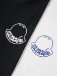 P75 Moncler/蒙口logo发泡短袖T恤 选用客供定制针织100%纯棉面打造,面料手感细腻，厚实有质感的纯棉布 高密度的机织工艺，如棉絮般柔紧致舒适 有挺括感，上身十分显型~ 精致饱满有质感将品牌的档次感完美呈现，无论内搭还是单穿都超级有型 宽松版型裁剪，随意上身！ 颜色：黑色，白色 尺码：S-XL