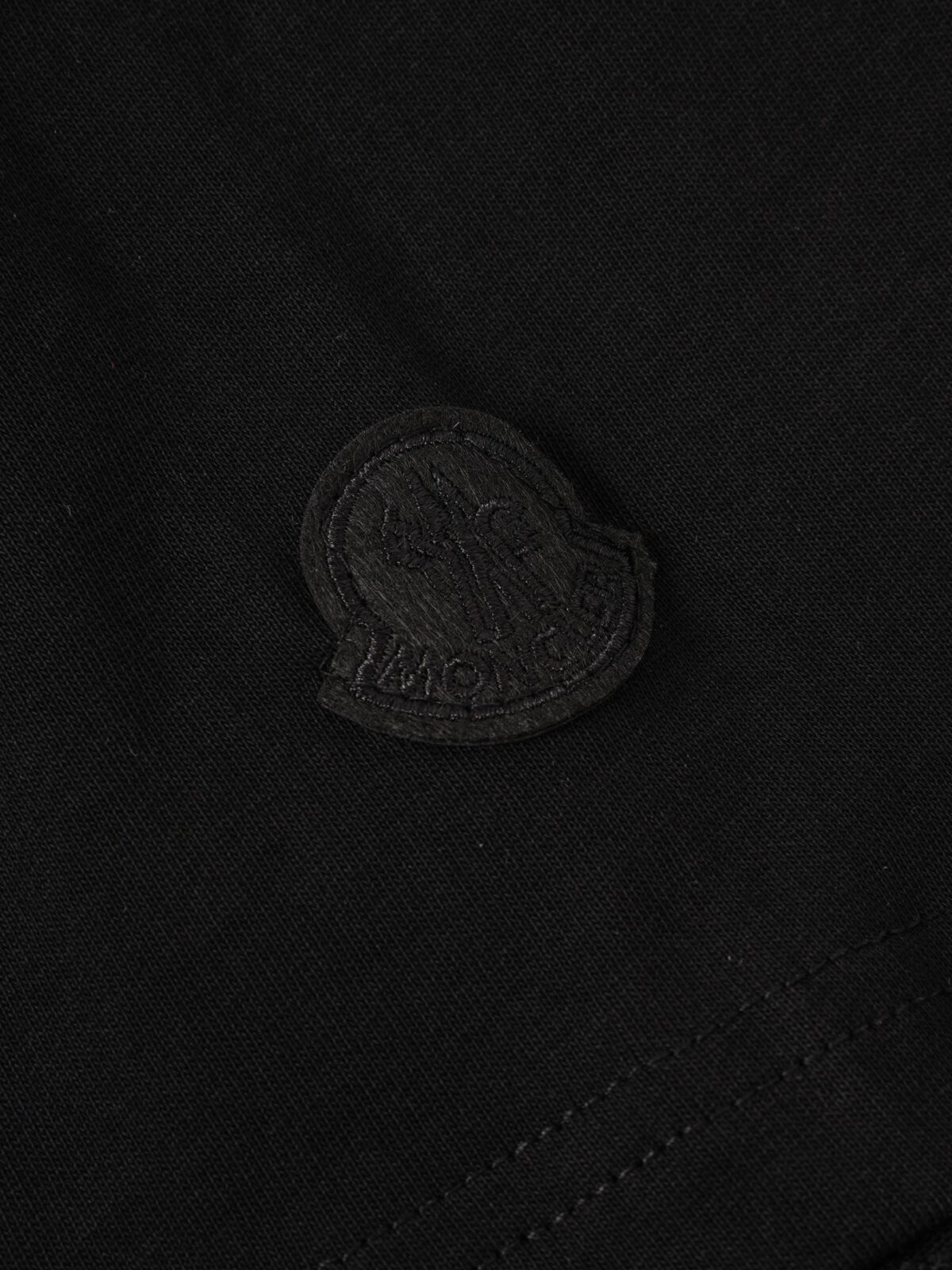 P75 Moncler/蒙口logo发泡短袖T恤 选用客供定制针织100%纯棉面打造,面料手感细腻，厚实有质感的纯棉布 高密度的机织工艺，如棉絮般柔紧致舒适 有挺括感，上身十分显型~ 精致饱满有质感将品牌的档次感完美呈现，无论内搭还是单穿都超级有型 宽松版型裁剪，随意上身！ 颜色：黑色，白色 尺码：S-XL
