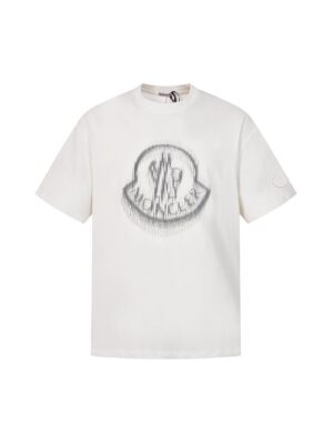 P75 MONCLER/蒙口26SS字母LOGO标识印花模糊感短袖T恤 ●正品4286购入开发 ●100%全棉冰纱棉180克 ●1*1全棉精梳棉罗纹260克 ●面料酵洗 ●数码直喷 ●定制1：1袖标 ●定制1：1商标 ●宽松版型 ●尺码：S M L XL