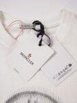 P75 MONCLER/蒙口26SS字母LOGO标识印花模糊感短袖T恤 ●正品4286购入开发 ●100%全棉冰纱棉180克 ●1*1全棉精梳棉罗纹260克 ●面料酵洗 ●数码直喷 ●定制1：1袖标 ●定制1：1商标 ●宽松版型 ●尺码：S M L XL