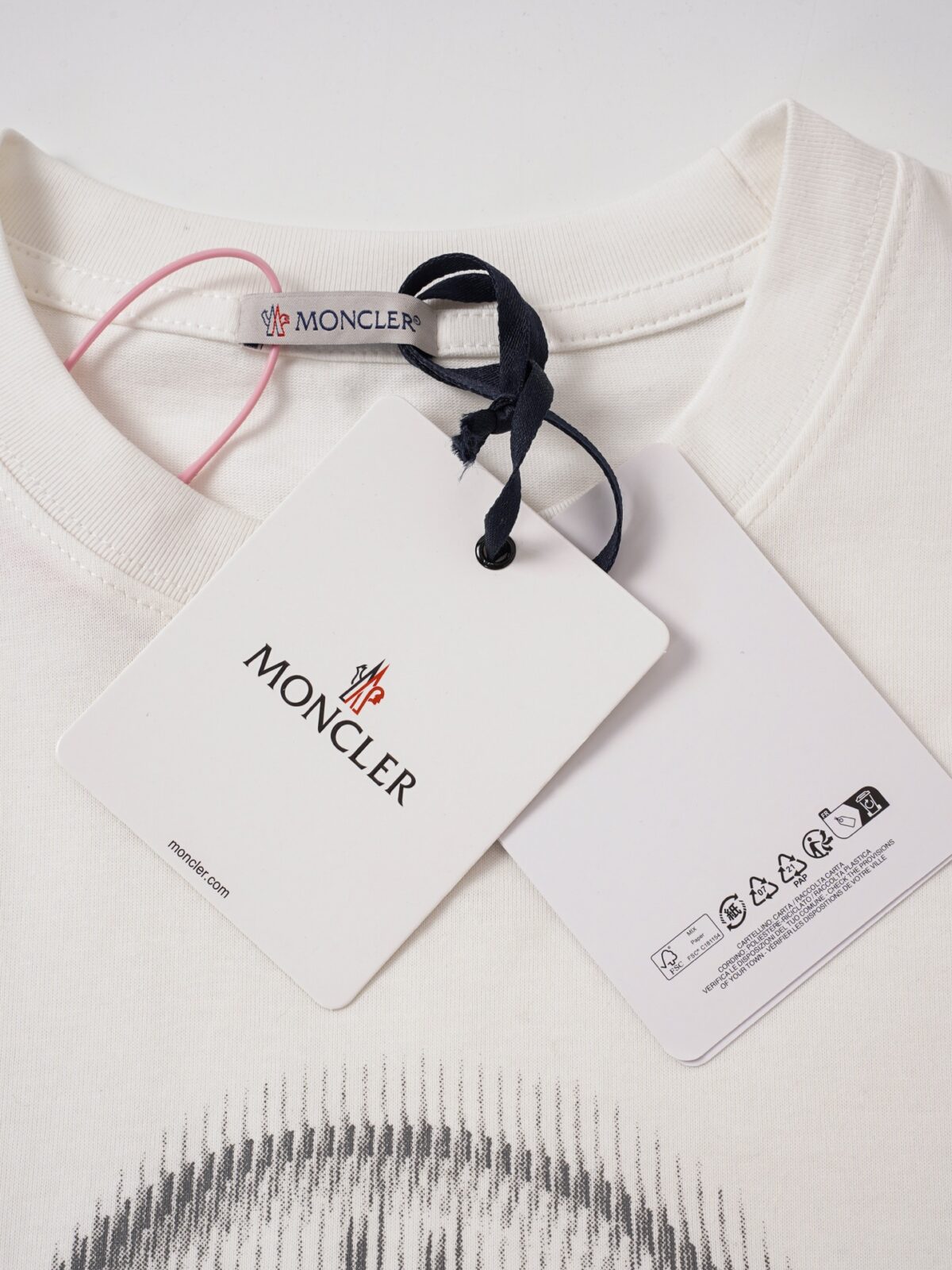 P75 MONCLER/蒙口26SS字母LOGO标识印花模糊感短袖T恤 ●正品4286购入开发 ●100%全棉冰纱棉180克 ●1*1全棉精梳棉罗纹260克 ●面料酵洗 ●数码直喷 ●定制1：1袖标 ●定制1：1商标 ●宽松版型 ●尺码：S M L XL