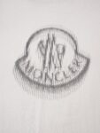 P75 MONCLER/蒙口26SS字母LOGO标识印花模糊感短袖T恤 ●正品4286购入开发 ●100%全棉冰纱棉180克 ●1*1全棉精梳棉罗纹260克 ●面料酵洗 ●数码直喷 ●定制1：1袖标 ●定制1：1商标 ●宽松版型 ●尺码：S M L XL