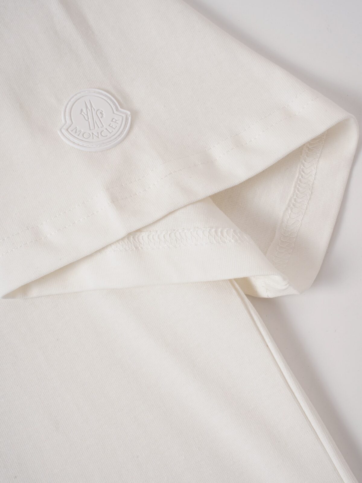 P75 MONCLER/蒙口26SS字母LOGO标识印花模糊感短袖T恤 ●正品4286购入开发 ●100%全棉冰纱棉180克 ●1*1全棉精梳棉罗纹260克 ●面料酵洗 ●数码直喷 ●定制1：1袖标 ●定制1：1商标 ●宽松版型 ●尺码：S M L XL