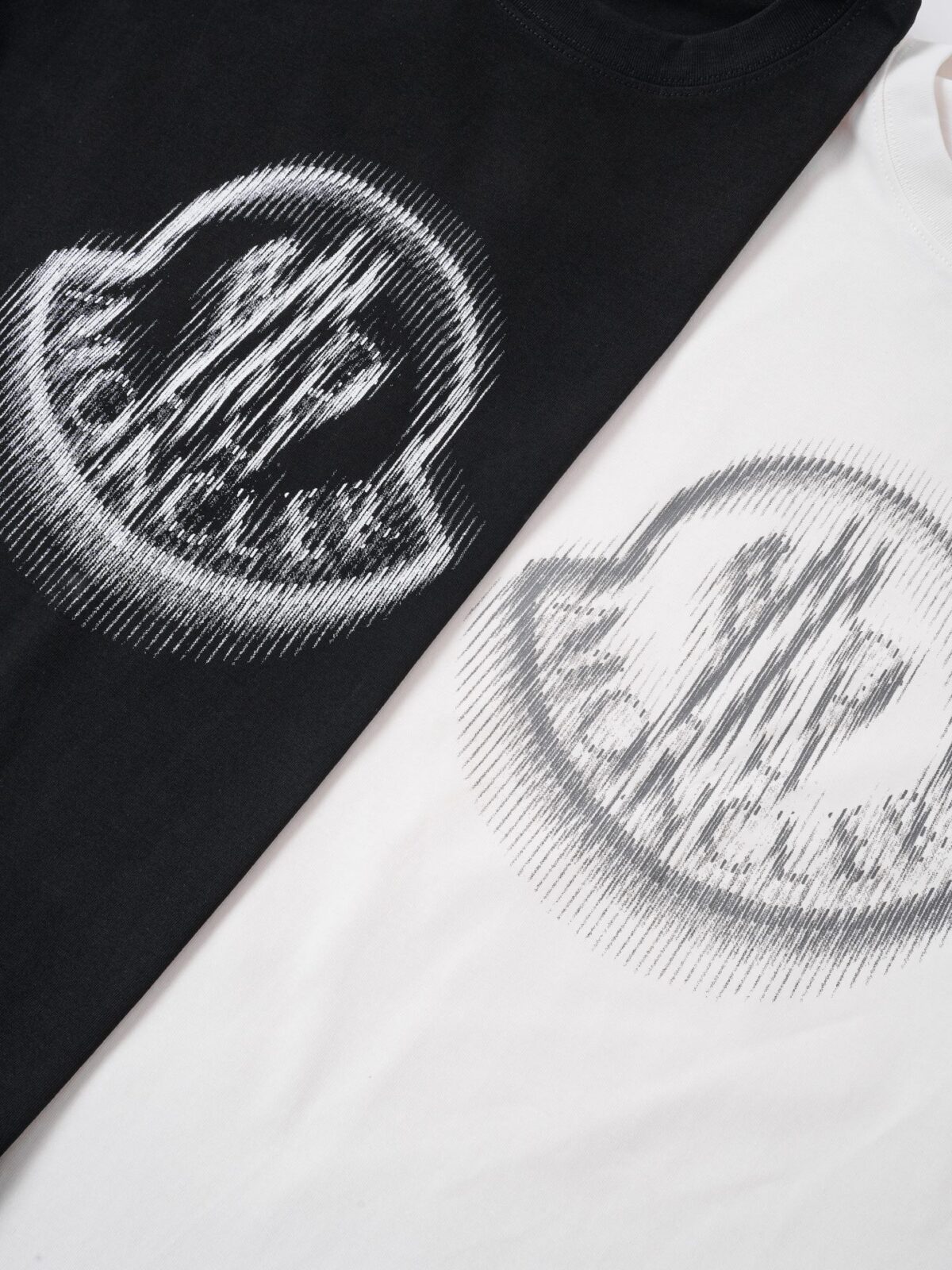 P75 MONCLER/蒙口26SS字母LOGO标识印花模糊感短袖T恤 ●正品4286购入开发 ●100%全棉冰纱棉180克 ●1*1全棉精梳棉罗纹260克 ●面料酵洗 ●数码直喷 ●定制1：1袖标 ●定制1：1商标 ●宽松版型 ●尺码：S M L XL