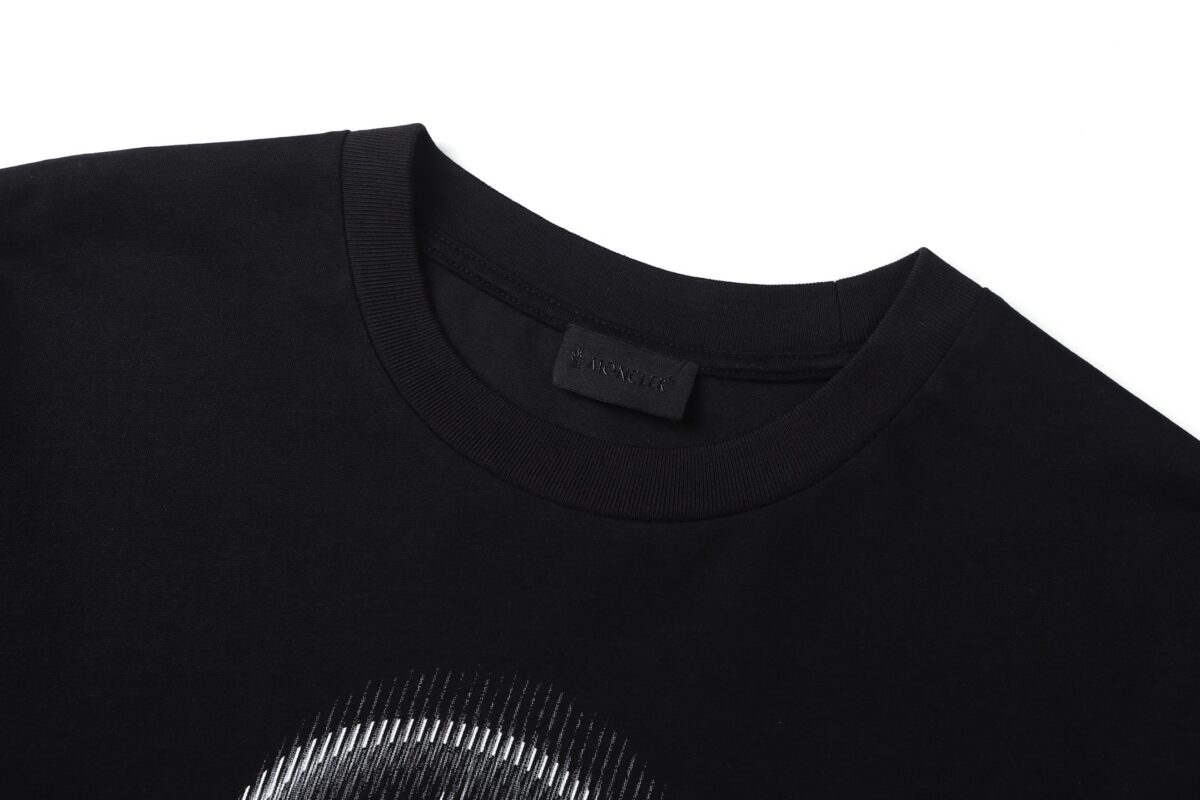 P75 MONCLER/蒙口26SS字母LOGO标识印花模糊感短袖T恤 ●正品4286购入开发 ●100%全棉冰纱棉180克 ●1*1全棉精梳棉罗纹260克 ●面料酵洗 ●数码直喷 ●定制1：1袖标 ●定制1：1商标 ●宽松版型 ●尺码：S M L XL