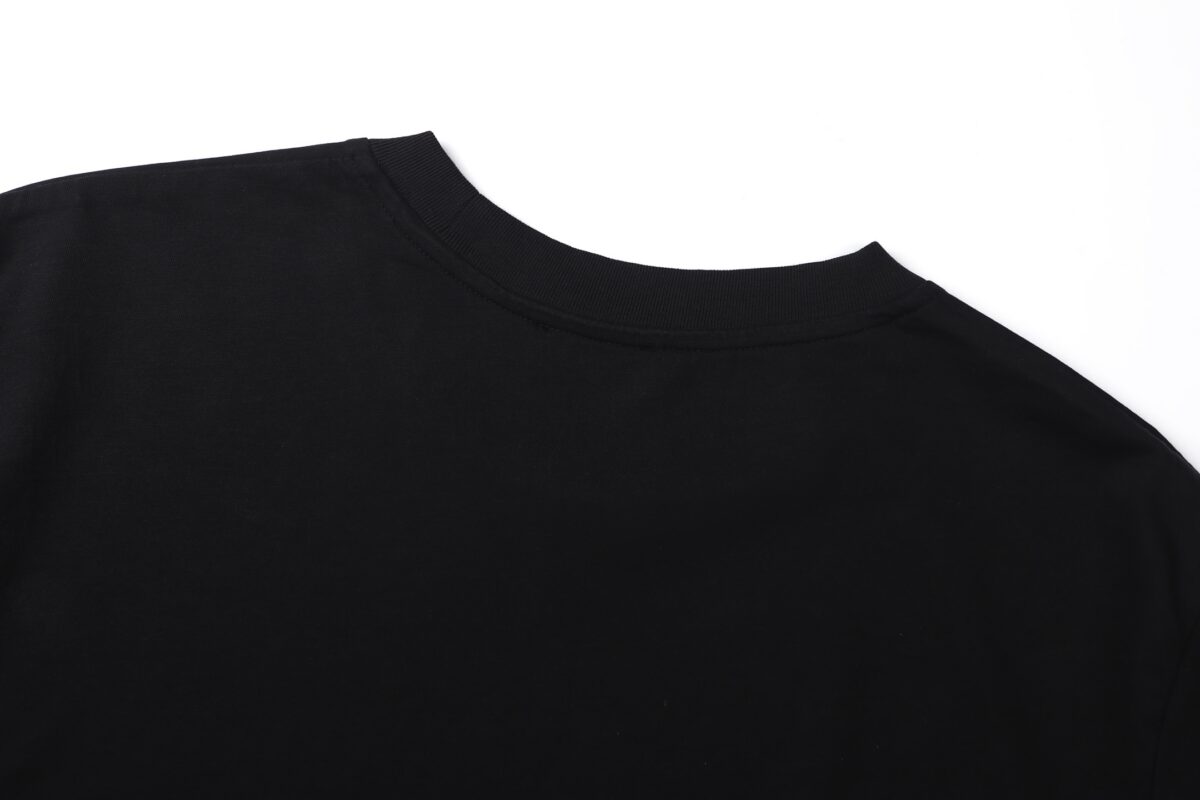 P75 MONCLER/蒙口26SS字母LOGO标识印花模糊感短袖T恤 ●正品4286购入开发 ●100%全棉冰纱棉180克 ●1*1全棉精梳棉罗纹260克 ●面料酵洗 ●数码直喷 ●定制1：1袖标 ●定制1：1商标 ●宽松版型 ●尺码：S M L XL