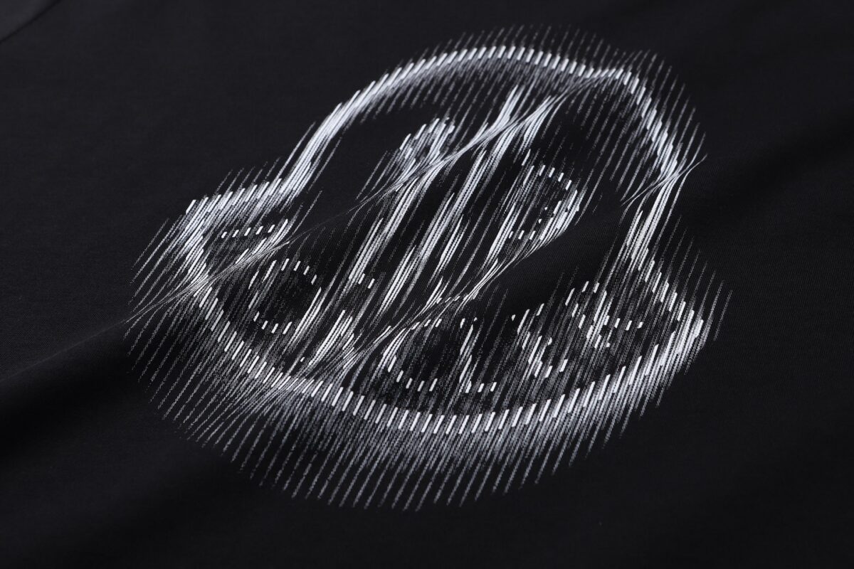 P75 MONCLER/蒙口26SS字母LOGO标识印花模糊感短袖T恤 ●正品4286购入开发 ●100%全棉冰纱棉180克 ●1*1全棉精梳棉罗纹260克 ●面料酵洗 ●数码直喷 ●定制1：1袖标 ●定制1：1商标 ●宽松版型 ●尺码：S M L XL