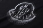 P75 MONCLER/蒙口26SS字母LOGO标识印花模糊感短袖T恤 ●正品4286购入开发 ●100%全棉冰纱棉180克 ●1*1全棉精梳棉罗纹260克 ●面料酵洗 ●数码直喷 ●定制1：1袖标 ●定制1：1商标 ●宽松版型 ●尺码：S M L XL