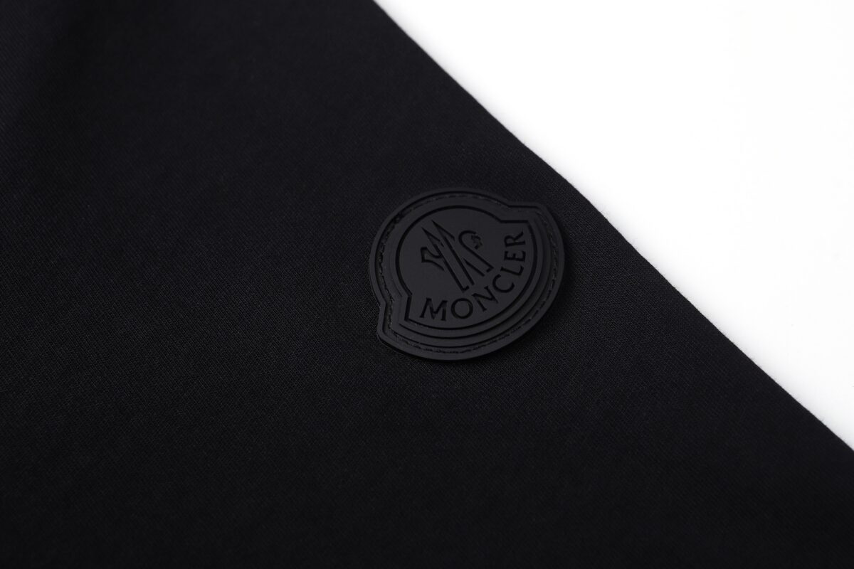 P75 MONCLER/蒙口26SS字母LOGO标识印花模糊感短袖T恤 ●正品4286购入开发 ●100%全棉冰纱棉180克 ●1*1全棉精梳棉罗纹260克 ●面料酵洗 ●数码直喷 ●定制1：1袖标 ●定制1：1商标 ●宽松版型 ●尺码：S M L XL