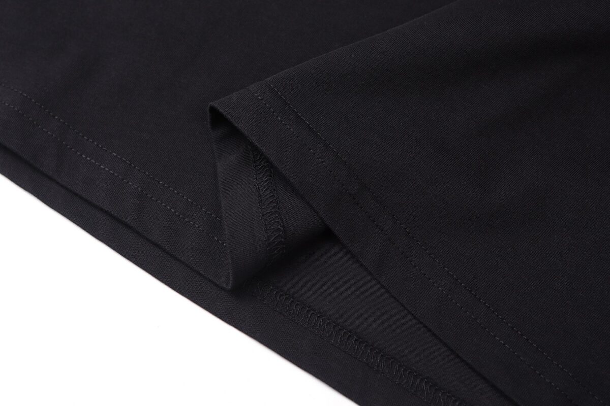 P75 MONCLER/蒙口26SS字母LOGO标识印花模糊感短袖T恤 ●正品4286购入开发 ●100%全棉冰纱棉180克 ●1*1全棉精梳棉罗纹260克 ●面料酵洗 ●数码直喷 ●定制1：1袖标 ●定制1：1商标 ●宽松版型 ●尺码：S M L XL